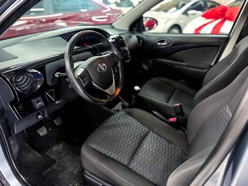 TOYOTA - ETIOS - 2015/2015 - Cinza - R$ 45.900,00
