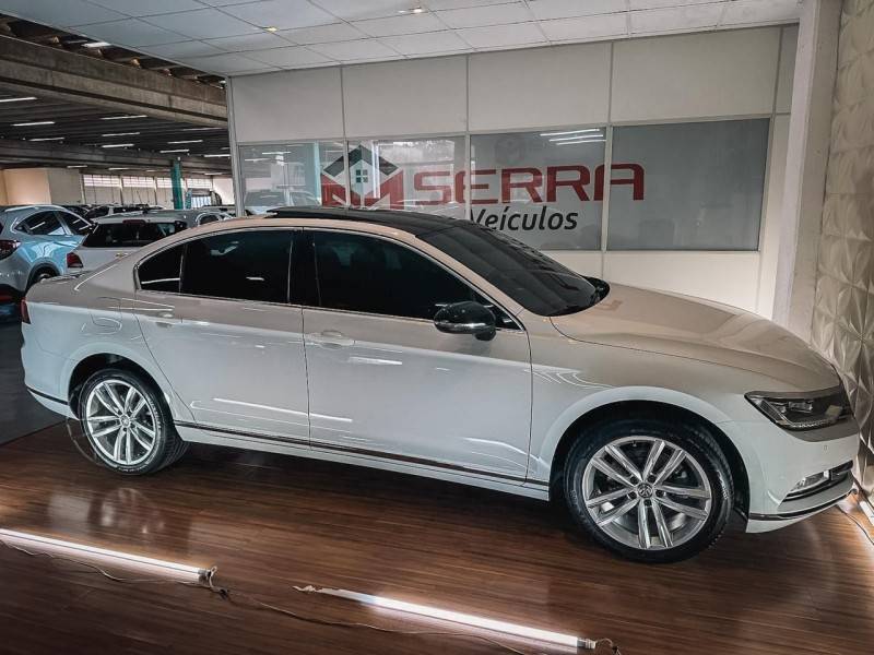VOLKSWAGEN - PASSAT - 2018/2019 - Branca - R$ 156.900,00