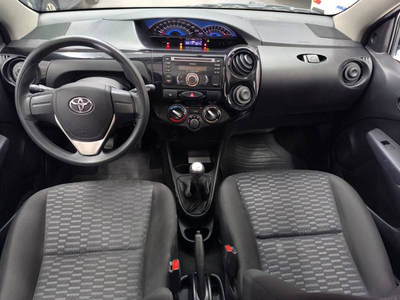 TOYOTA - ETIOS - 2014/2015 - Preta - R$ 46.900,00