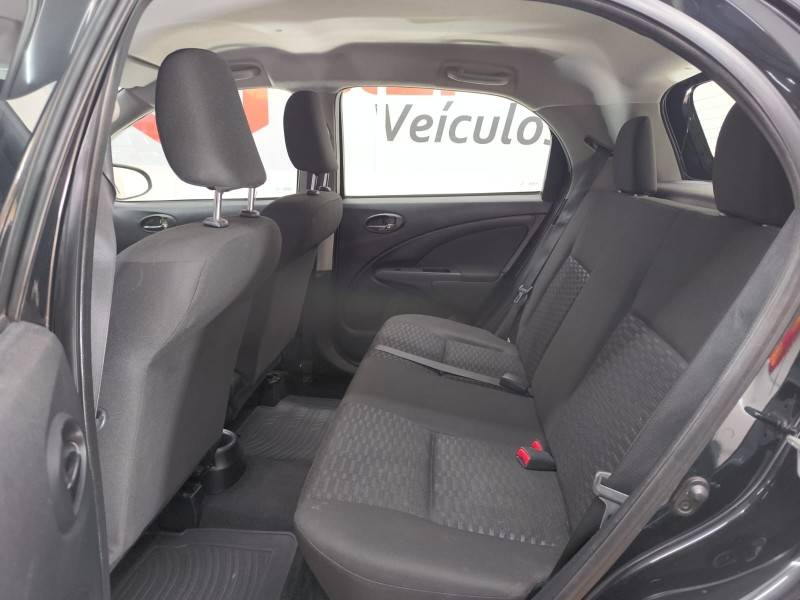 TOYOTA - ETIOS - 2014/2015 - Preta - R$ 46.900,00