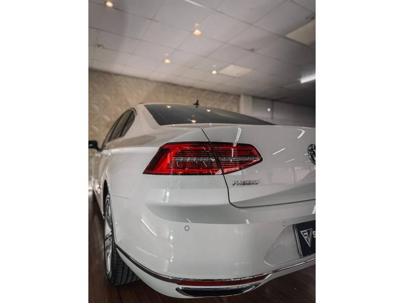 VOLKSWAGEN - PASSAT - 2018/2019 - Branca - R$ 156.900,00