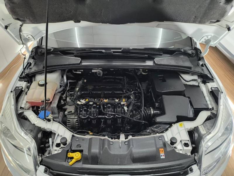 FORD - FOCUS - 2015/2015 - Branca - R$ 56.900,00