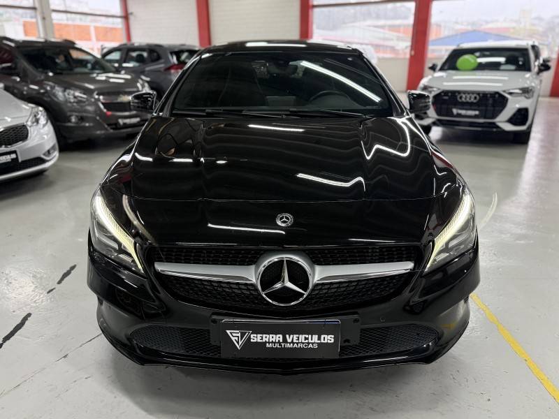 MERCEDES-BENZ - CLA 200 - 2017/2018 - Preta - R$ 127.900,00