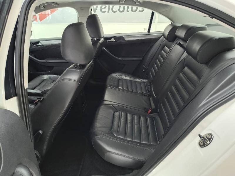 VOLKSWAGEN - JETTA - 2012/2012 - Branca - R$ 68.900,00