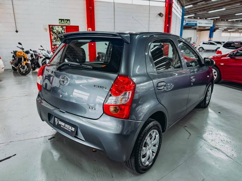 TOYOTA - ETIOS - 2015/2015 - Cinza - R$ 45.900,00