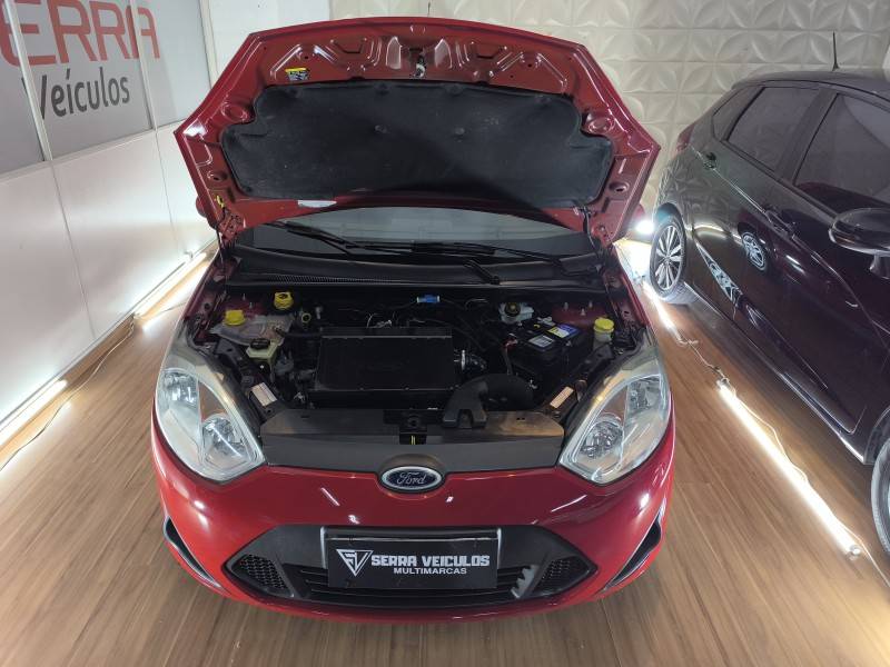 FORD - FIESTA - 2013/2014 - Vermelha - R$ 34.900,00