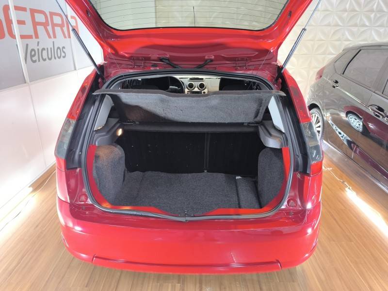 FORD - FIESTA - 2013/2014 - Vermelha - R$ 34.900,00