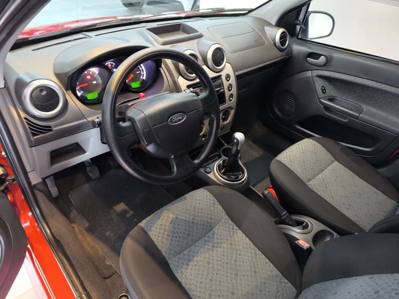 FORD - FIESTA - 2013/2014 - Vermelha - R$ 34.900,00