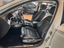 VOLKSWAGEN - PASSAT - 2018/2019 - Branca - R$ 156.900,00