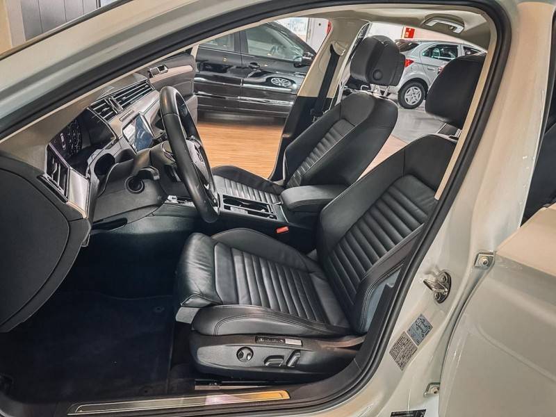 VOLKSWAGEN - PASSAT - 2018/2019 - Branca - R$ 156.900,00
