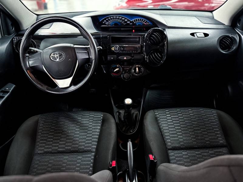 TOYOTA - ETIOS - 2015/2015 - Cinza - R$ 45.900,00