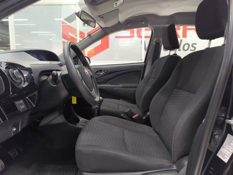 TOYOTA - ETIOS - 2014/2015 - Preta - R$ 46.900,00