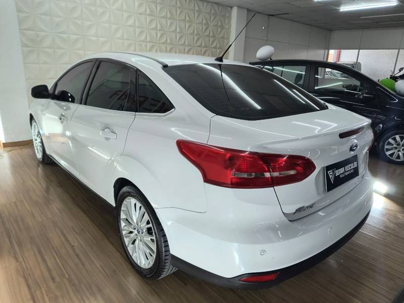 FORD - FOCUS - 2015/2016 - Branca - R$ 64.900,00