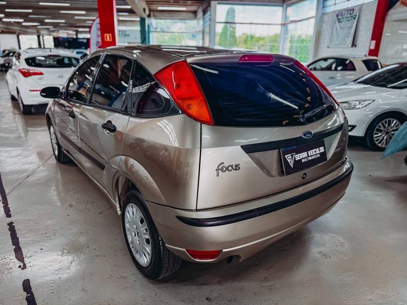 FORD - FOCUS - 2006/2006 - Prata - R$ 27.900,00