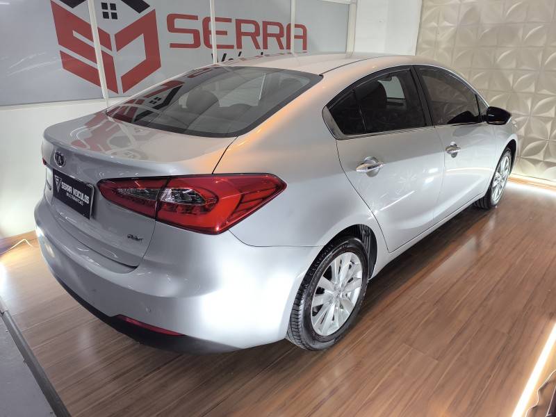 KIA MOTORS - CERATO - 2013/2014 - Prata - R$ 60.900,00