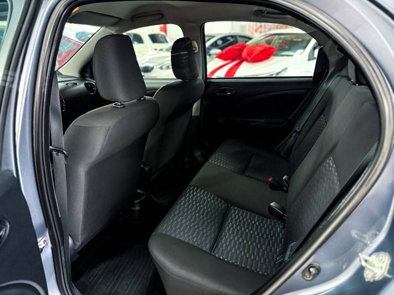 TOYOTA - ETIOS - 2015/2015 - Cinza - R$ 45.900,00