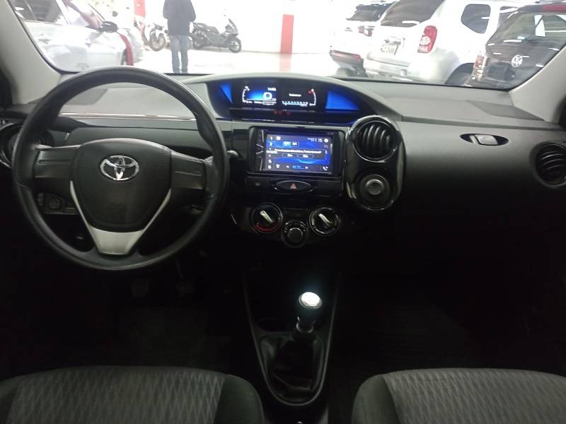 TOYOTA - ETIOS - 2019/2020 - Branca - R$ 61.900,00