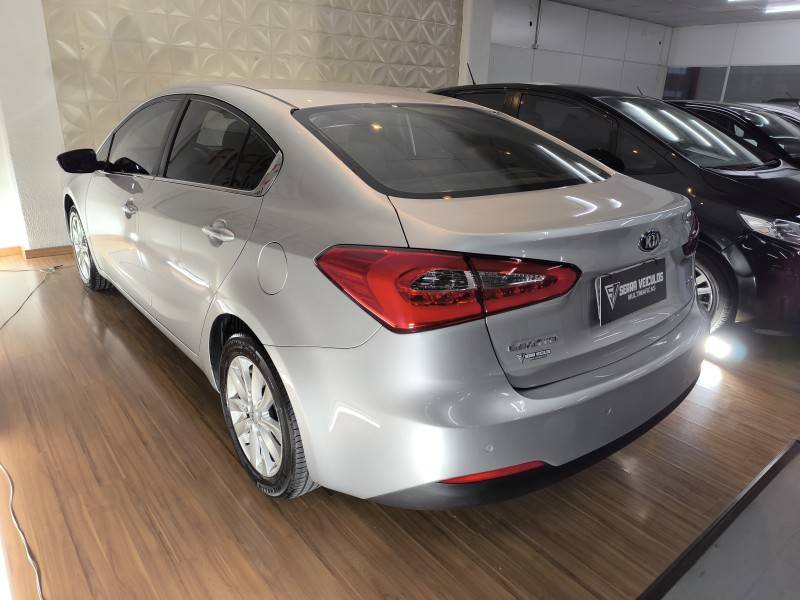KIA MOTORS - CERATO - 2013/2014 - Prata - R$ 60.900,00