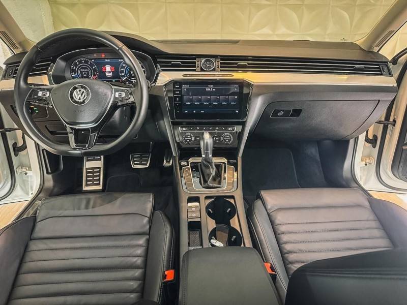 VOLKSWAGEN - PASSAT - 2018/2019 - Branca - R$ 156.900,00