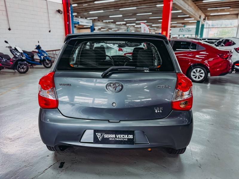 TOYOTA - ETIOS - 2015/2015 - Cinza - R$ 45.900,00