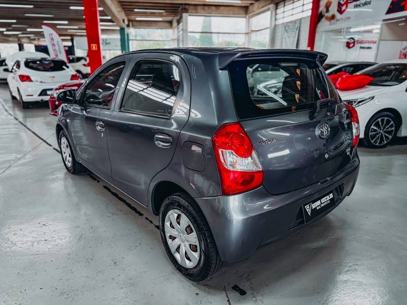 TOYOTA - ETIOS - 2015/2015 - Cinza - R$ 45.900,00