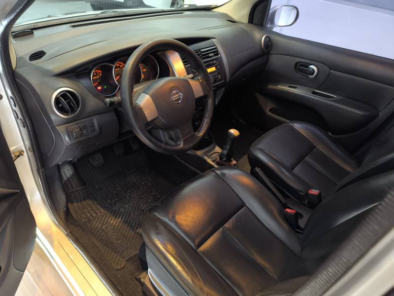 NISSAN - LIVINA - 2011/2012 - Prata - R$ 34.900,00