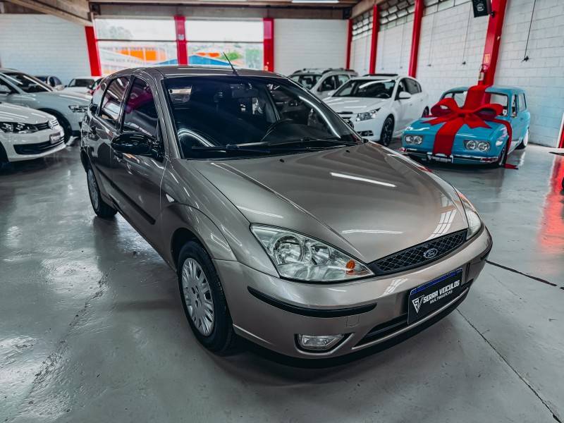 FORD - FOCUS - 2006/2006 - Prata - R$ 27.900,00