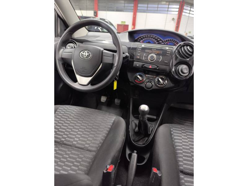 TOYOTA - ETIOS - 2014/2015 - Preta - R$ 46.900,00