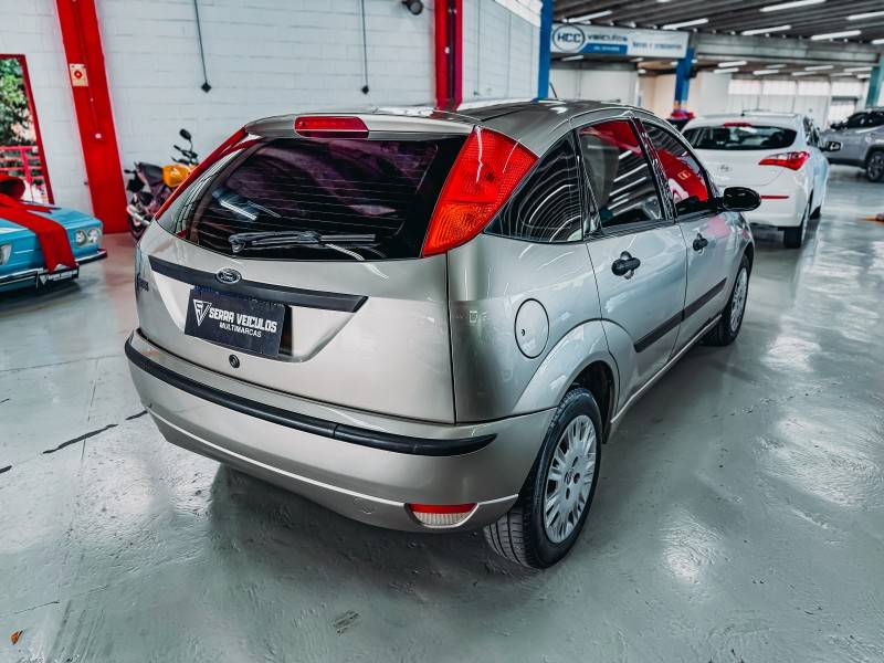 FORD - FOCUS - 2006/2006 - Prata - R$ 27.900,00