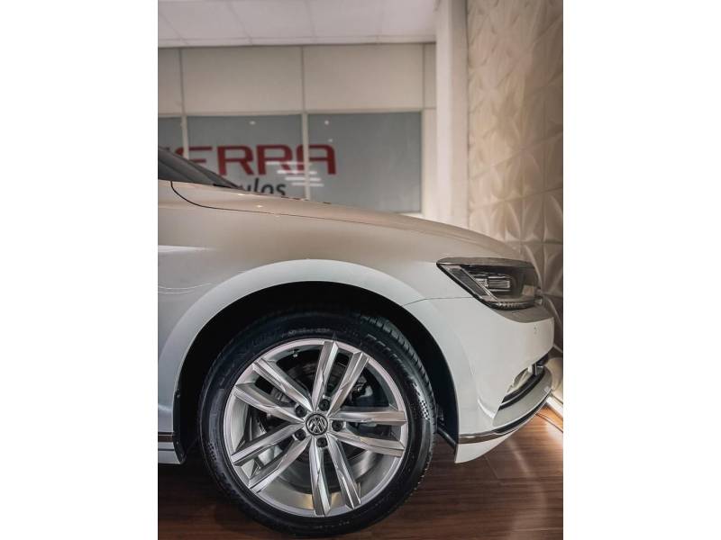 VOLKSWAGEN - PASSAT - 2018/2019 - Branca - R$ 156.900,00