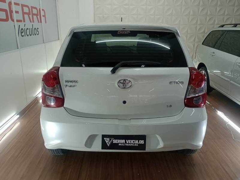 TOYOTA - ETIOS - 2019/2020 - Branca - R$ 61.900,00