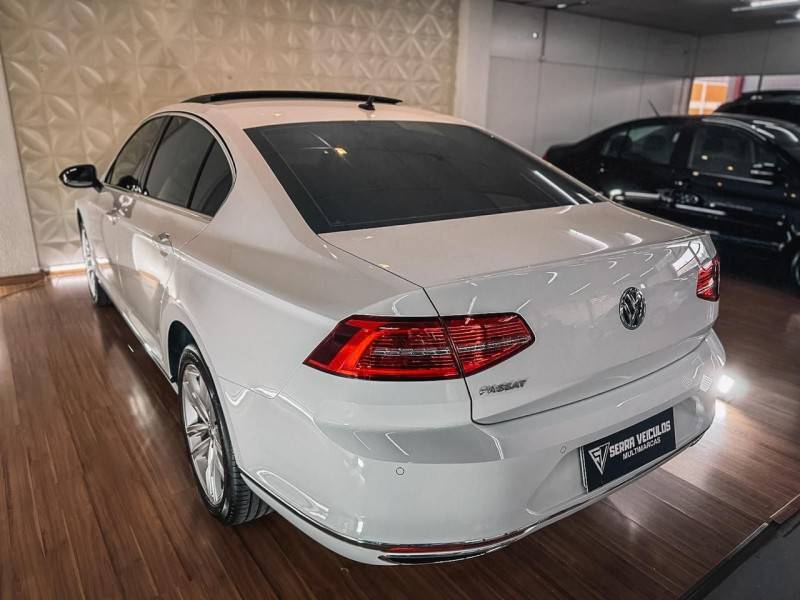 VOLKSWAGEN - PASSAT - 2018/2019 - Branca - R$ 156.900,00
