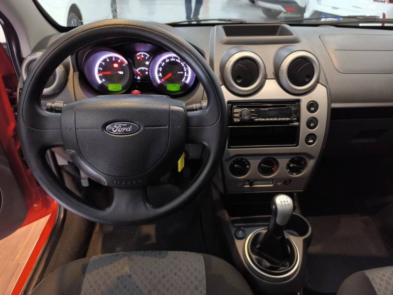 FORD - FIESTA - 2013/2014 - Vermelha - R$ 34.900,00