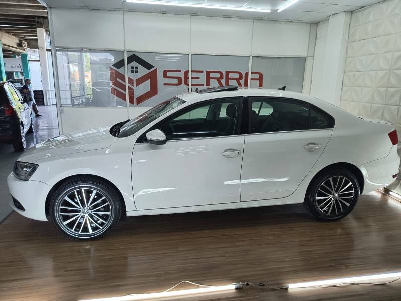 VOLKSWAGEN - JETTA - 2012/2012 - Branca - R$ 68.900,00
