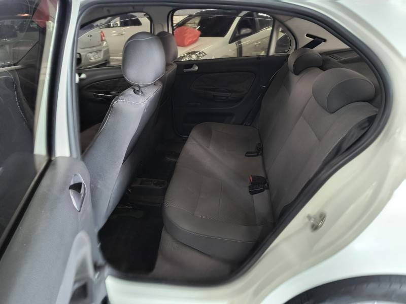 VOLKSWAGEN - VOYAGE - 2010/2011 - Branca - R$ 33.900,00