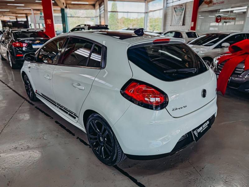 FIAT - BRAVO - 2011/2012 - Branca - R$ 49.900,00