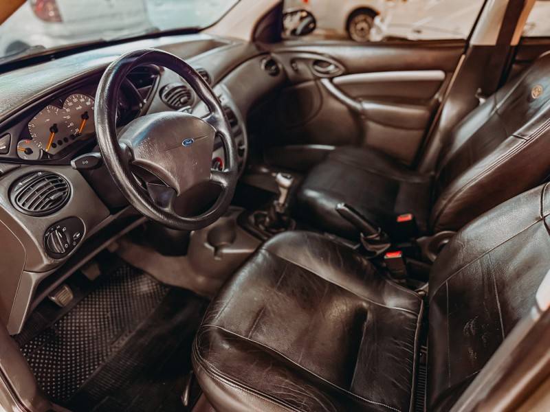 FORD - FOCUS - 2006/2006 - Prata - R$ 27.900,00