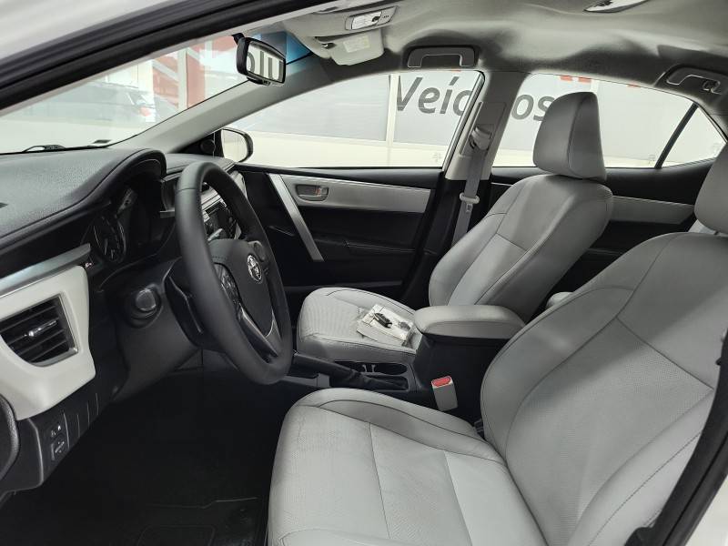 TOYOTA - COROLLA - 2014/2015 - Branca - R$ 81.900,00