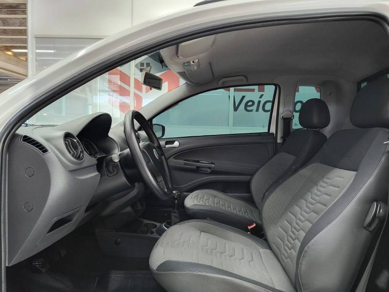 VOLKSWAGEN - SAVEIRO - 2011/2012 - Branca - R$ 52.900,00