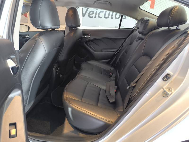 KIA MOTORS - CERATO - 2013/2014 - Prata - R$ 60.900,00