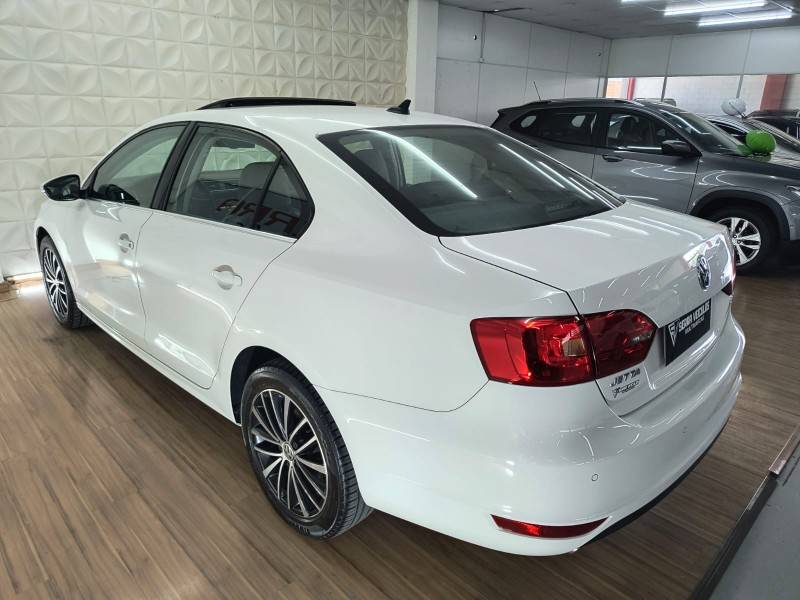 VOLKSWAGEN - JETTA - 2012/2012 - Branca - R$ 68.900,00