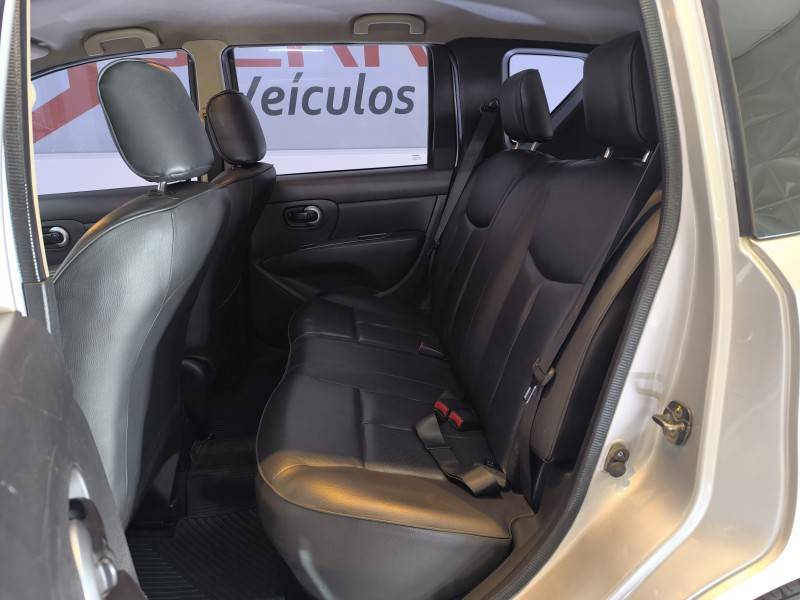 NISSAN - LIVINA - 2011/2012 - Prata - R$ 34.900,00