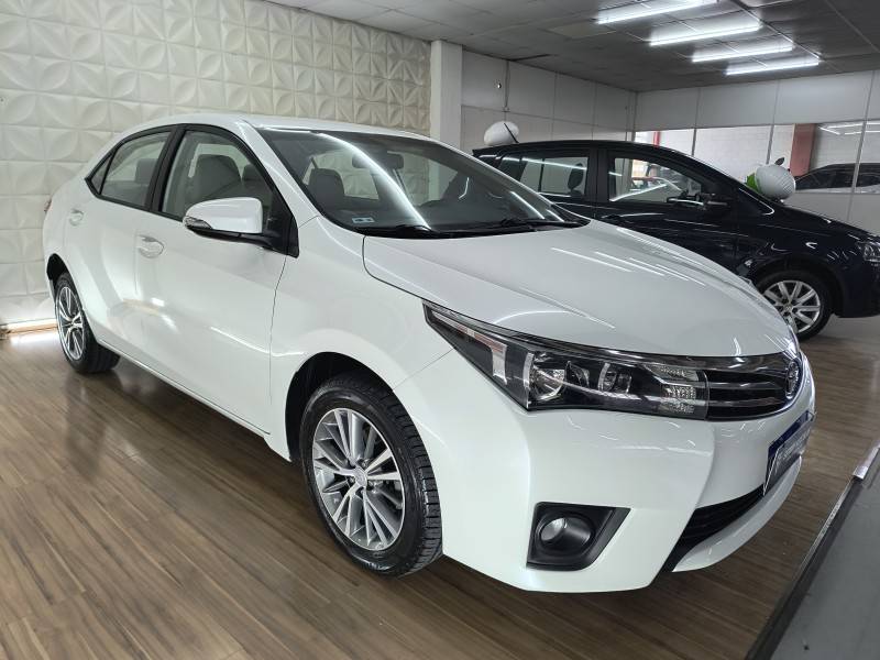 TOYOTA - COROLLA - 2014/2015 - Branca - R$ 81.900,00