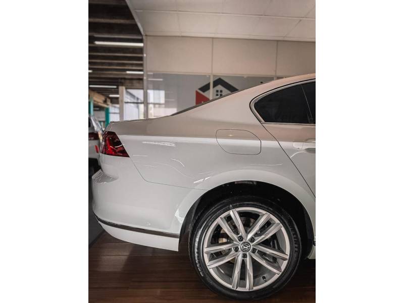 VOLKSWAGEN - PASSAT - 2018/2019 - Branca - R$ 156.900,00