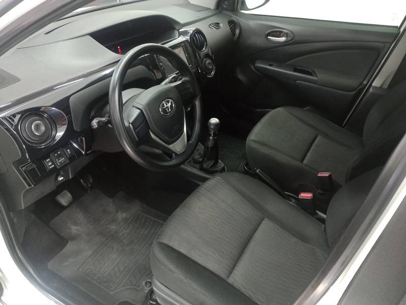 TOYOTA - ETIOS - 2019/2020 - Branca - R$ 61.900,00