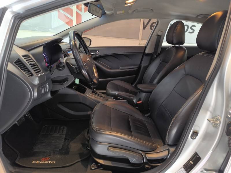 KIA MOTORS - CERATO - 2013/2014 - Prata - R$ 60.900,00