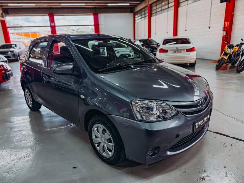 TOYOTA - ETIOS - 2015/2015 - Cinza - R$ 45.900,00