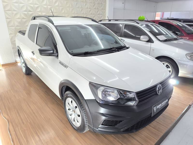VOLKSWAGEN - SAVEIRO - 2017/2018 - Branca - R$ 63.900,00