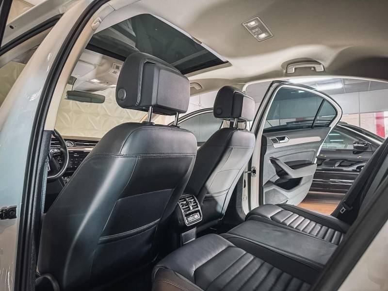 VOLKSWAGEN - PASSAT - 2018/2019 - Branca - R$ 156.900,00