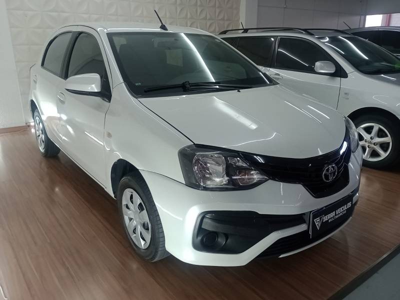 TOYOTA - ETIOS - 2019/2020 - Branca - R$ 61.900,00